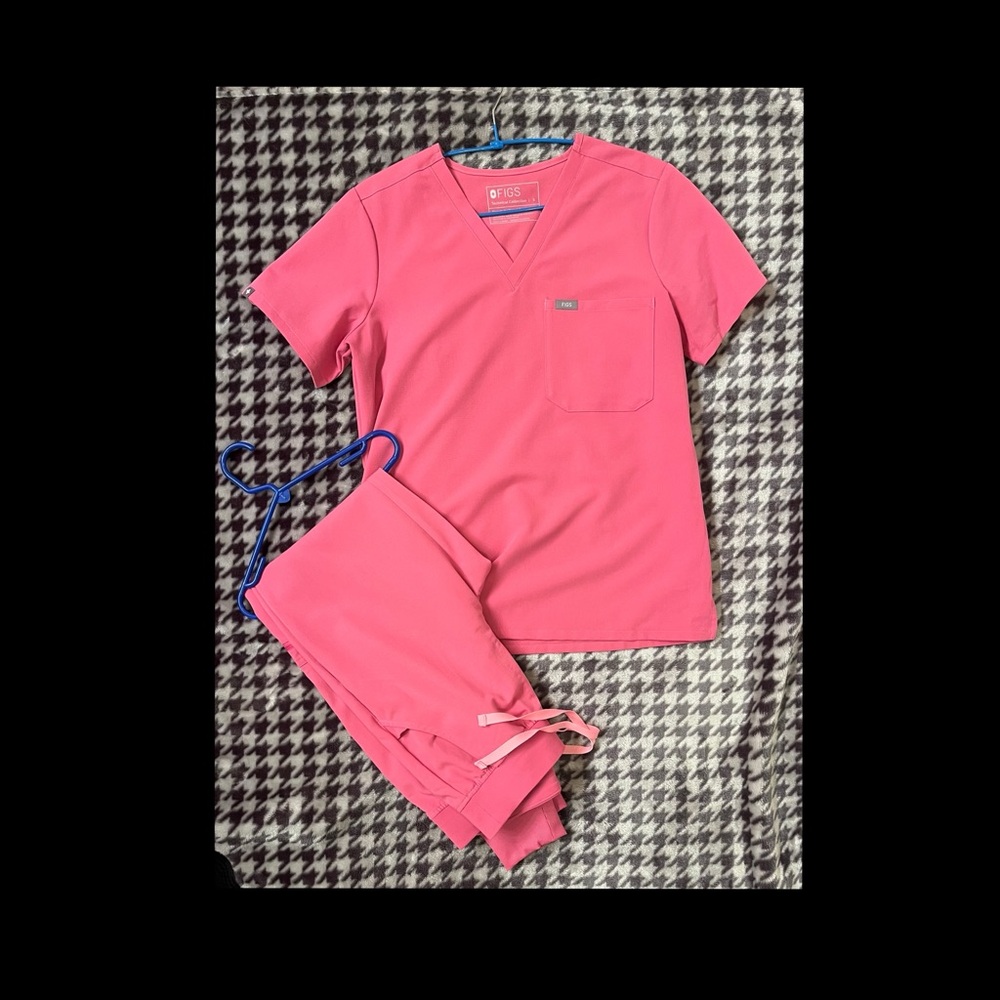 FIGS V-Neck Scrub Top in Vibrant Pink set